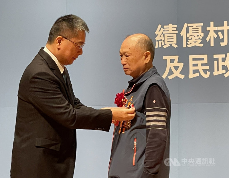 內政部長徐國勇(左)30日在台南文化中心表揚110年全國資深績優村里長、地方民意代表及民政人員。中央社記者張榮祥台南攝 110年11月30日