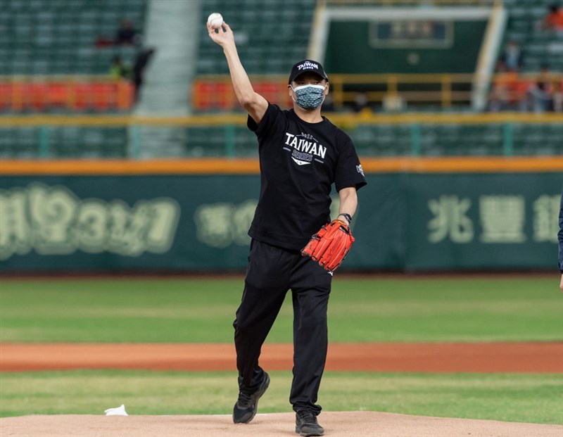 中職總冠軍賽第3戰30日在澄清湖棒球場進行,之前戰勝白血病的球評潘忠韋在賽前開球,經過2年與病魔對抗後,首度拿起棒球、把球投出去,讓他感觸非常深。(統一獅隊提供)中央社記者楊啟芳傳真 110年11月30日