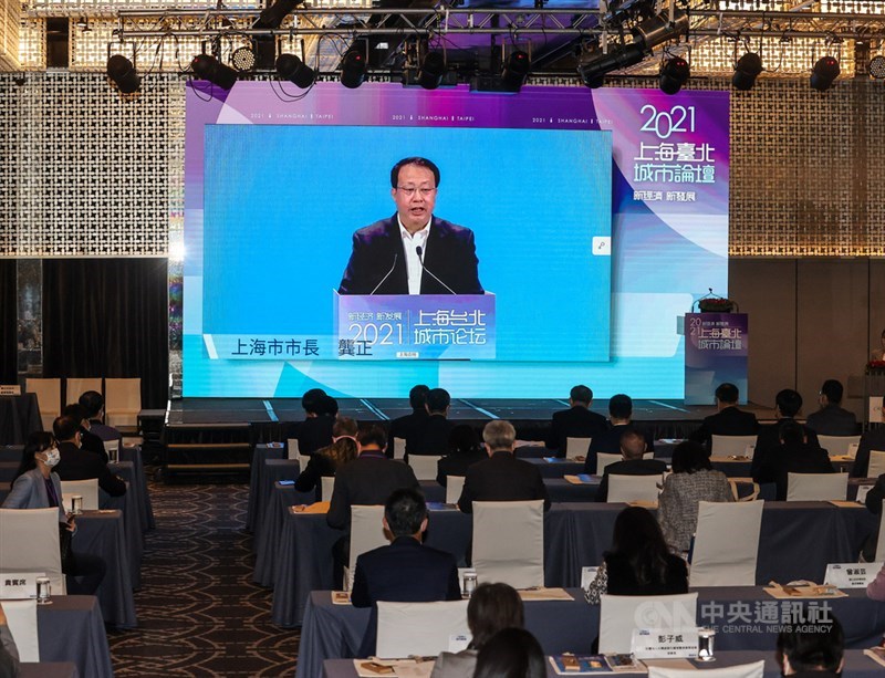 台北上海雙城論壇1日視訊登場,上海市長龔正致詞時提「兩岸同胞都是中國人」兩岸一家親理念。中央社記者鄭清元攝 110年12月1日