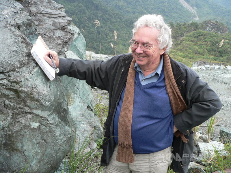 已故法國地質學者安朔葉自1981年首次拜訪台灣後,往後30年每年飛往台灣1至2次,帶領台法研究團隊翻山越嶺,探索大地構造與演化研究。(公視提供)中央社記者葉冠吟傳真 110年12月1日