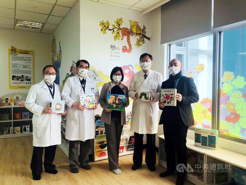 信誼基金會與新竹台大分院合作,在生醫醫院竹北院區4樓婦幼醫學中心日光室,設立親子閱讀空間。(信誼基金會提供)中央社記者陳至中台北傳真 110年12月1日