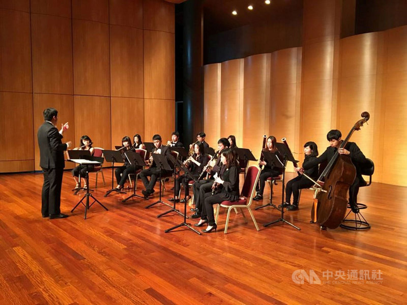 由捷克經濟文化辦事處與屏東縣政府合辦的「捷克在屏東」活動1日起至5日登場,透過台北室內重奏團演出的捷克古典音樂會、電影免費欣賞及捷克書籍專區,讓國人認識捷克文化。(屏東縣政府提供)中央社記者郭芷瑄傳真 110年12月1日