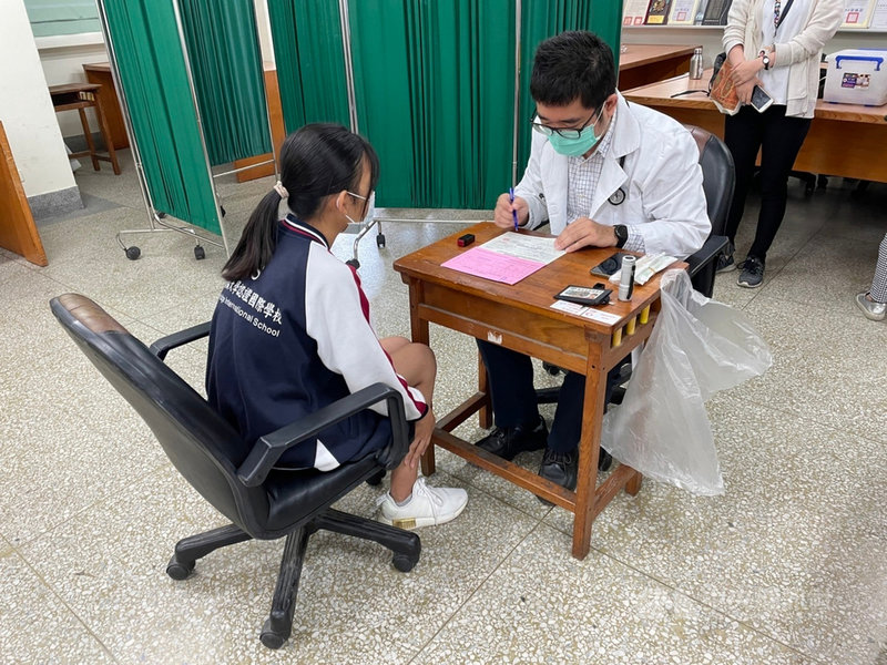 子宮頸癌為女性10大癌症死因之一,花蓮縣衛生局1日發布新聞稿指出,截至目前109學年花蓮縣國一女生已接種公費HPV疫苗(人類乳突病毒)有1114人,涵蓋率88%。(花蓮縣政府提供)中央社記者李先鳳傳真 110年12月1日