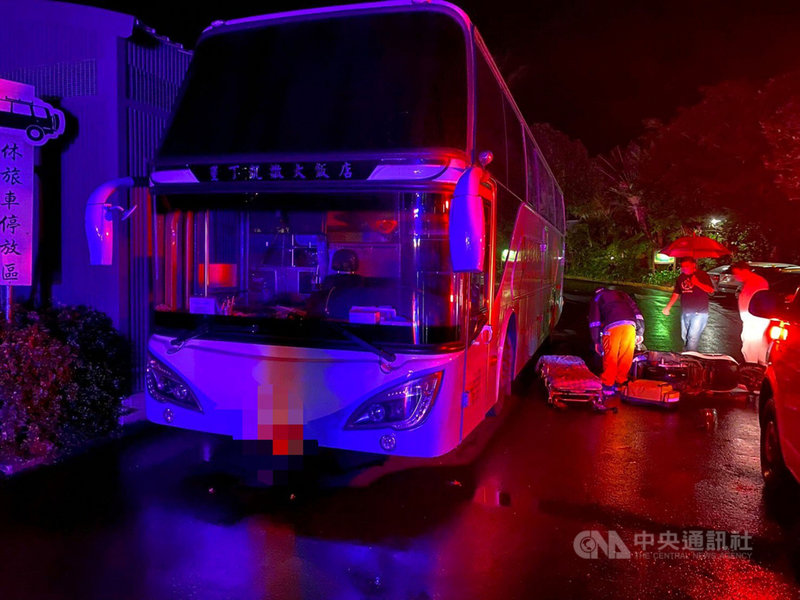 屏東墾丁某星級飯店停車場1日凌晨發生工人騎機車倒臥在遊覽車頭前,送醫急救後仍宣告不治。(恆春警分局提供)中央社記者郭芷瑄傳真 110年12月1日