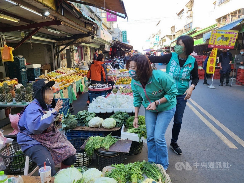 民進黨台中市第2選區立委補選參選人林靜儀(前右)1日前往大肚區自強市場拜票,爭取民眾支持。(林靜儀競選總部提供)中央社記者蘇木春傳真 110年12月1日