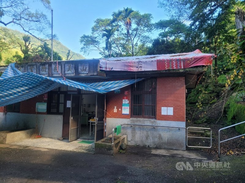 阿里山鄉山美衛生室經歷年風災、地震,牆壁龜裂,建築師公會協助結構安全鑑定,建議拆除重建。嘉義縣政府從民國109年公告招標,歷經13次流標,終於在110年11月中決標,發包重建;盼提升山區醫療服務品質。(嘉義縣政府提供)中央社記者蔡智明傳真 110年12月1日