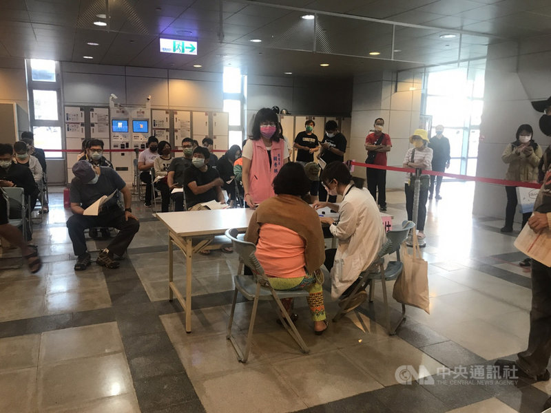 COVID-19變種病毒Omicron來勢洶洶,屏東縣政府1日開始連續5天,在屏東火車站、屏東太平洋百貨、環球購物中心提供莫德納疫苗隨到隨打。(屏東縣政府提供)中央社記者郭芷瑄傳真 110年12月1日
