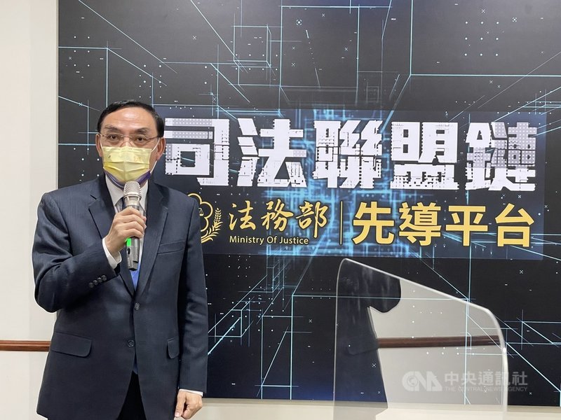 立委高嘉瑜遭男友施暴案,法務部長蔡清祥(圖)1日在媒體茶敘後受訪表示,肯定檢察官即時掌握並主動積極分案偵查,現行法律涉及性私密影片,未經當事人同意散布,已提加重處罰的草案送審。中央社記者劉世怡攝 110年12月1日