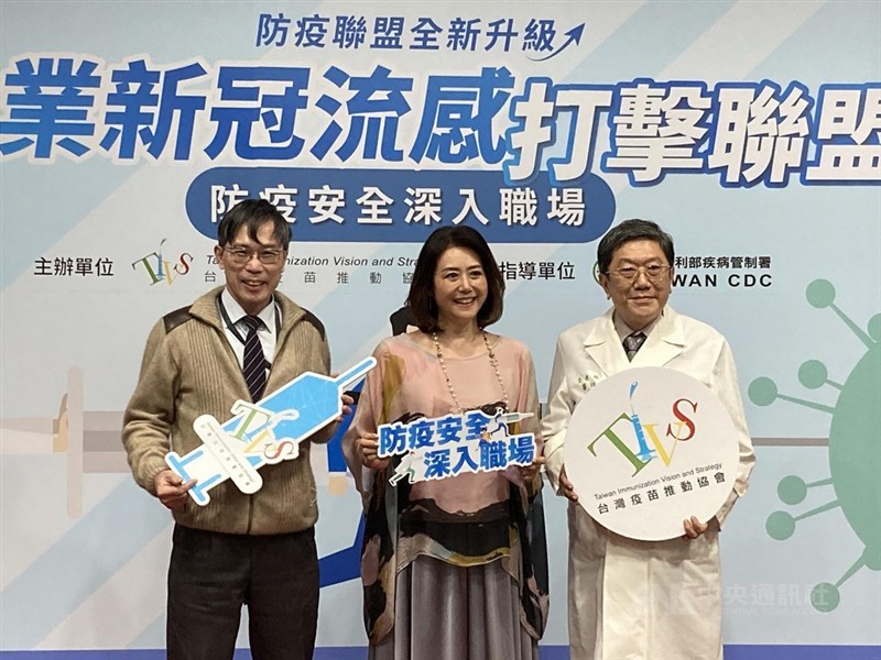 全球COVID-19(2019冠狀病毒疾病)疫情影響持續升溫,新變種病毒Omicron來勢洶洶。衛福部專家李秉穎(右)1日出席台灣疫苗推動協會記者會表示,春節考驗台灣社區防疫,建議青少年明年農曆春節前完成第2劑BNT疫苗。中央社記者江慧珺攝 110年12月1日