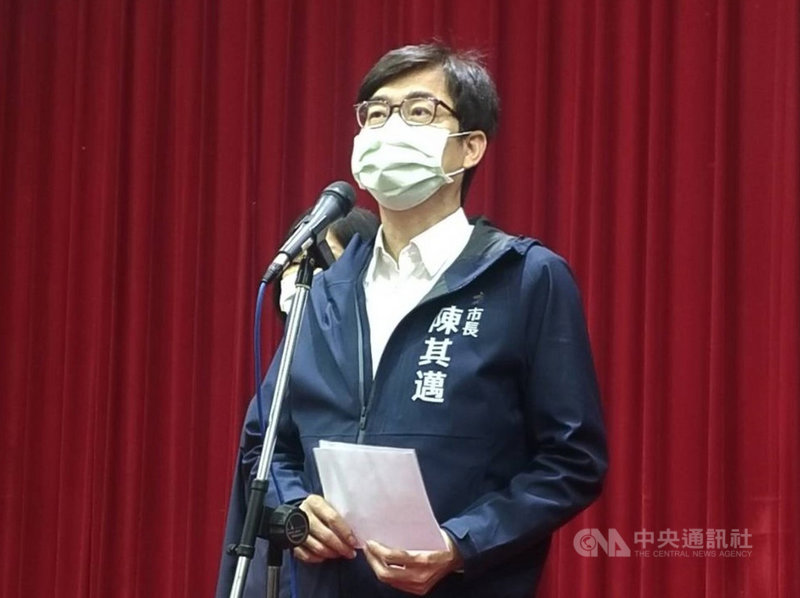高雄市政府推出持振興五倍券200元可換400元商圈夜市券等活動,吸引民眾搶換。市長陳其邁(圖)1日表示,之後會根據跨年及燈會等活動,再規劃振興加碼方案,讓受疫情影響的中小企業、餐飲、商圈和旅宿業者受益。中央社記者蔡孟妤攝 110年12月1日