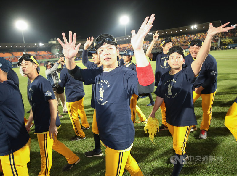 中信兄弟順利奪下冠軍,系列戰最有價值球員由詹子賢(前中)獲得,因為去年總冠軍賽表現不好,被罵很慘的詹子賢一度把自己關在家,但今年忍著傷痛重新來過,「證明給不看我好的人」。中央社記者張新偉攝110年12月1日