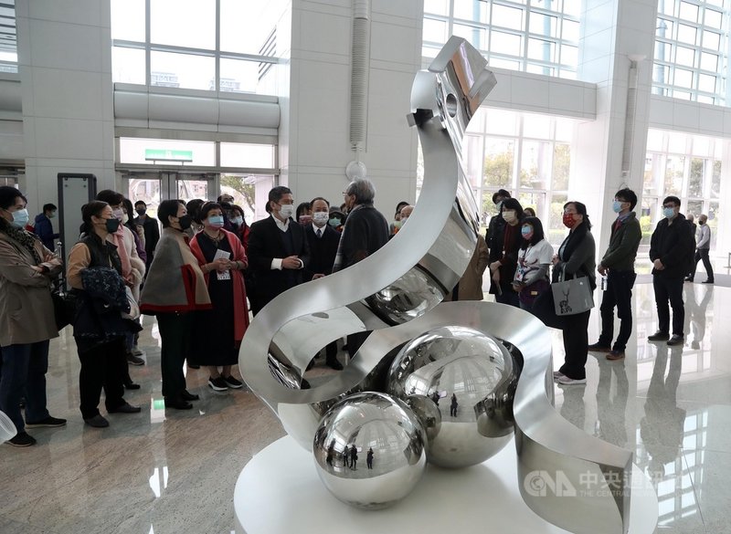 「2022希望 楊英風.楊奉琛藝術展」開幕記者會1日在台北101舉行,展出楊英風、楊奉琛父子30餘件現代景觀雕塑及雷射藝術作品,展期到2022年2月25日。中央社記者張皓安攝 110年12月1日