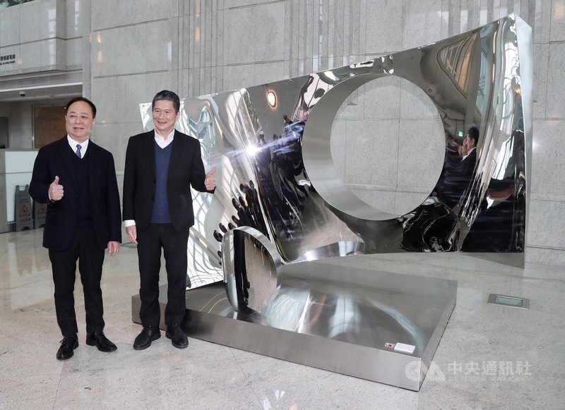 文化部長李永得(右)1日在台北101出席「2022希望 楊英風.楊奉琛藝術展」開幕記者會,台北101董事長張學舜(左)陪同李永得參觀展覽。中央社記者張皓安攝 110年12月1日