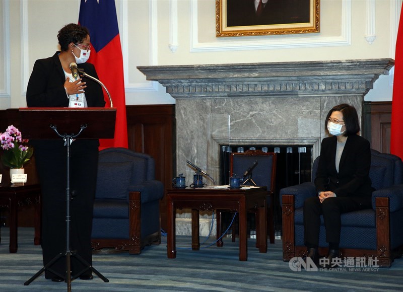 「2021年開放國會論壇」將登場,總統蔡英文(右)1日在總統府接見貝里斯國會眾議院議長伍姿(Valerie Woods)(左)等訪賓,伍姿致詞時代表貝里斯政府與人民,向蔡總統及台灣人民致上誠摯問候之意。中央社記者郭日曉攝 110年12月1日