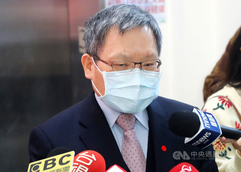 財政部宣布自12月1日起至111年3月底,針對汽油、柴油、水泥、小麥及牛肉等貨品啟動機動降稅。財政部長蘇建榮1日在立法院受訪表示,盼透過大宗物資降稅平穩國內物價。中央社記者王騰毅攝 110年12月1日
