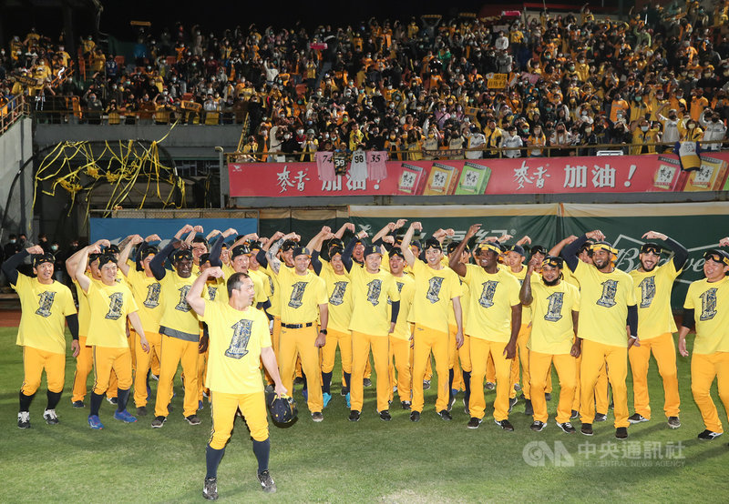 中華職棒總冠軍賽第4戰,中信兄弟終場以5比0、4連勝擊敗統一獅,睽違11年順利拋下黃色封王彩帶,拿下隊史第8座總冠軍,賽後全隊大跳今年總冠軍賽慶祝動作,與球迷合影。。中央社記者張新偉攝110年12月1日