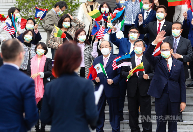 2021年開放國會論壇將登場,波羅的海三國國會議員等各國貴賓1日到立法院參訪,立法院長游錫堃(前右)率領立委們揮舞旗幟熱情迎接。中央社記者王騰毅攝 110年12月1日