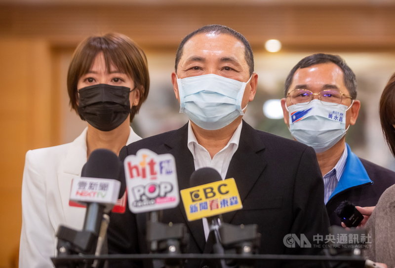立委高嘉瑜遭男友施暴,新北市長侯友宜(中)1日受訪時表示,呼籲大家只要看到有人受到家暴,都要站在正義的一方勇於通報,讓受暴者得到社會適度的照顧,並讓公權力及時介入。(新北市府提供)中央社記者黃旭昇新北傳真 110年12月1日
