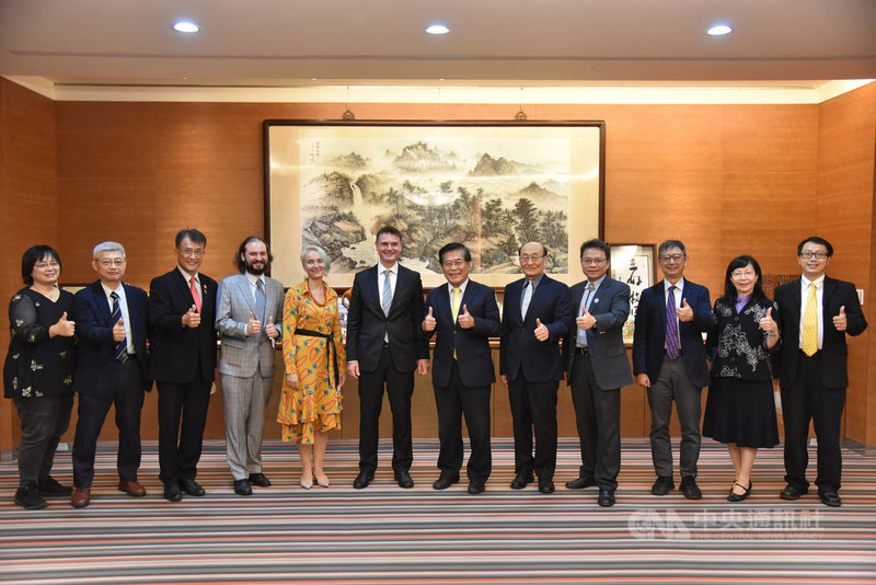 「2021捷克在屏東」活動登場,捷克駐台代表團1日到屏東大學訪問,向師生介紹捷克歷史文化,雙方期許未來有更多交流。(屏東大學提供)中央社記者郭芷瑄傳真 110年12月1日