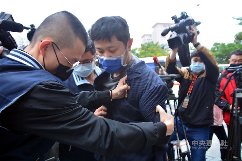 民進黨立委高嘉瑜遭男友林秉樞施暴,警方1日下午以妨害秘密、恐嚇、傷害、強制罪嫌將林秉樞(前中)移送檢方複訊。中央社記者黃旭昇新北攝 110年12月1日