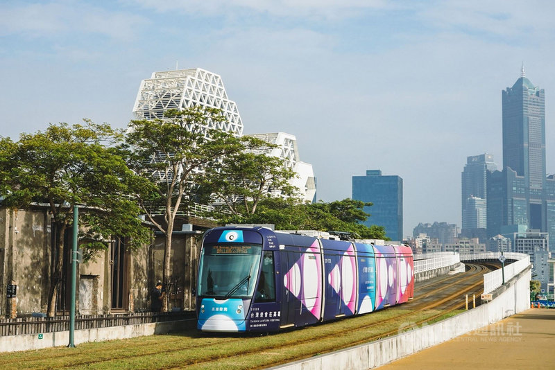 高雄市政府文化局表示,高雄輕軌彩繪列車一直是高人氣拍照點,這次協調規劃2列台灣燈會彩繪輕軌列車,運用燈會視覺意象畫面呈現在黑暗中發光的感覺,期待讓遊客有搭乘銀河鐵道列車前往燈會展開奇幻旅程的想像和體驗。(高雄市政府提供)中央社記者蔡孟妤傳真 110年12月1日