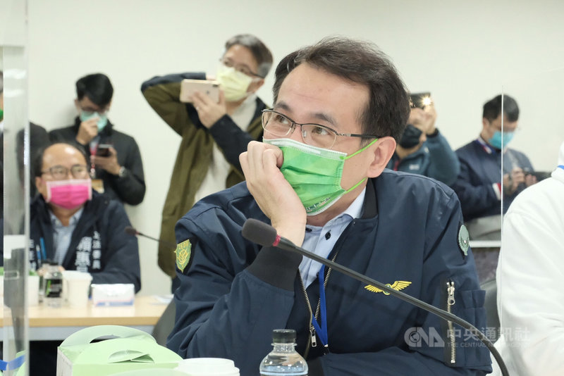 立法院社福衛環委員會1日前往考察觀塘工業區開發及第三天然氣接收站,民進黨立委鄭運鵬(前)表示,若未破壞藻礁生態希望在野黨轉而支持政府政策。中央社記者吳睿騏桃園攝 110年12月1日