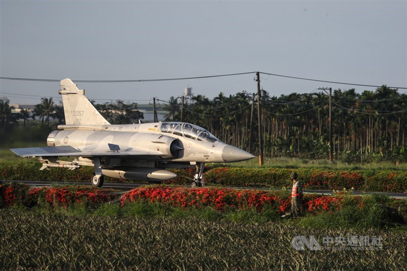 空軍1日晚間表示，1架幻象戰機傍晚例行訓練，於花蓮基地降落時疑煞車失效，所幸以攔截網停機、人機均安。（中央社檔案照片）