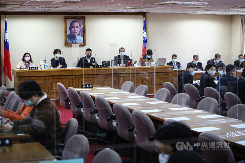 國民黨團日前宣布拒審111年度中央政府總預算。立法院1日審查行政部門預算時,由國民黨立委擔任召委的委員會都未實質處理預算,交通、財政委員會陸續宣布休息,內政、外交及國防委員會(圖)則僅詢答。中央社記者王騰毅攝 110年12月1日