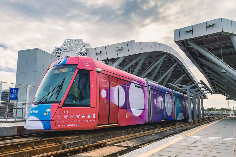 12月1日起,台灣燈會彩繪版高雄輕軌列車啟動、燈會視覺意象也在高鐵左營站列隊歡迎。(高雄市政府提供)中央社記者蔡孟妤傳真 110年12月1日