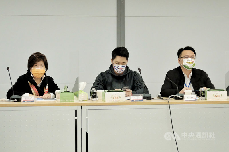 立法院社福衛環委員會1日前往考察觀塘工業區開發及第三天然氣接收站,召委蔣萬安(中)盼釐清工程是否蓋在藻礁上破壞生態。中央社記者吳睿騏桃園攝 110年12月1日
