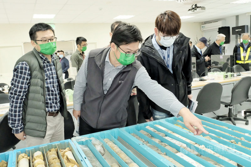 台灣中油公司環境保護及生態保育處副處長黃志堅(中)表示,中油透過地質鑽探等地質政策分析發現,水深15到18米之後就沒有所謂藻礁礁石的分布,外推之後就是離岸,已經推到1200公尺以外,幾乎都已避開18公尺水深以內的礁石痕跡,而水底的礁石是屬於地質藻礁,並不像潮間帶的生態藻礁。中央社記者吳睿騏桃園攝 110年12月1日