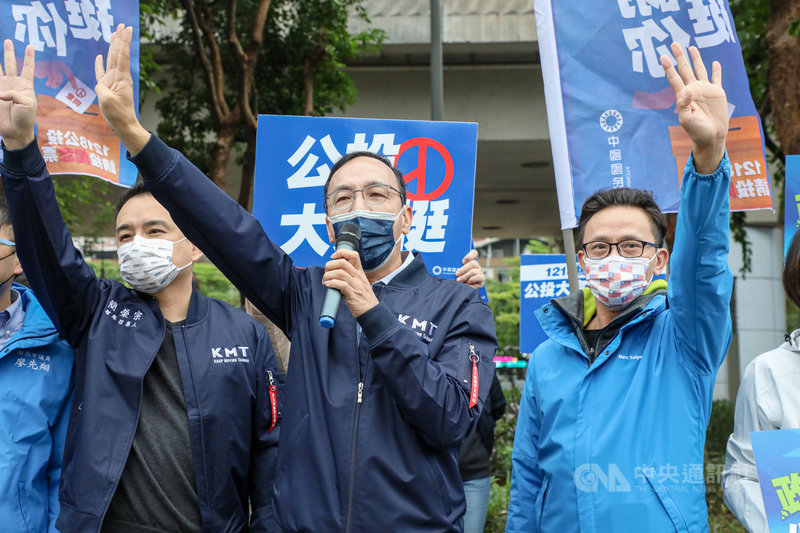 中國國民黨主席朱立倫(中)1日在新北市汐止區參加「1218場、公投全台街講」活動,他接受媒體聯訪時,針對立委高嘉瑜遭施暴一事表示,對任何的暴力零容忍,對任何違反性別平權的行為絕不接受。(朱立倫辦公室提供)中央社記者黃旭昇新北傳真 110年12月1日