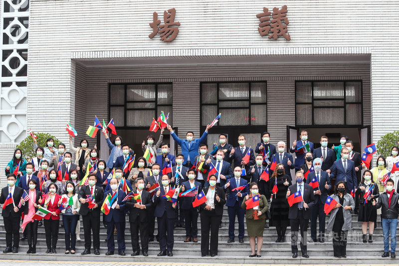 2021年開放國會論壇即將登場,波羅的海三國國會議員與貝里斯國會眾議院議長伍姿(Valerie Woods)(前右5)及美國國際民主協會(NDI)會長米德偉(Derek Mitchell)(前右3)等各國貴賓1日到立法院參訪,立法院長游錫堃(前右6)率跨黨派立委們歡迎並合影。中央社記者王騰毅攝 110年12月1日