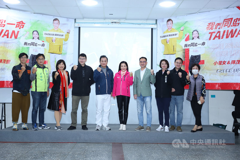 台灣之友會1日下午在NGO會館舉行「我們同島一命」對抗疫情團結歌曲發表會,台北市議員阮昭雄(右4)、梁文傑(左4)等人出席。中央社實習記者蕭宇軒攝 110年12月1日