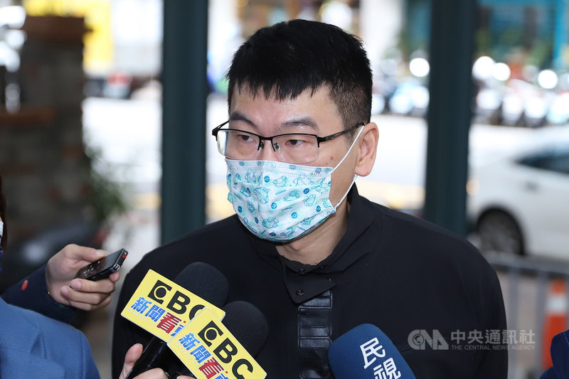 台北市議員梁文傑1日下午出席「我們同島一命」對抗疫情團結歌曲發表會,接受媒體聯訪。中央社實習記者蕭宇軒攝 110年12月1日