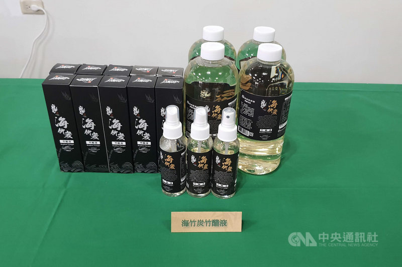 台南市政府農業局與龍崎區農會合作,將竹製廢棄蚵棚燒製成「蚵架炭」,開發「海竹炭」系列商品,減廢再利用。圖為海竹炭竹醋液。(台南市農業局提供)中央社記者楊思瑞台南傳真 110年12月1日