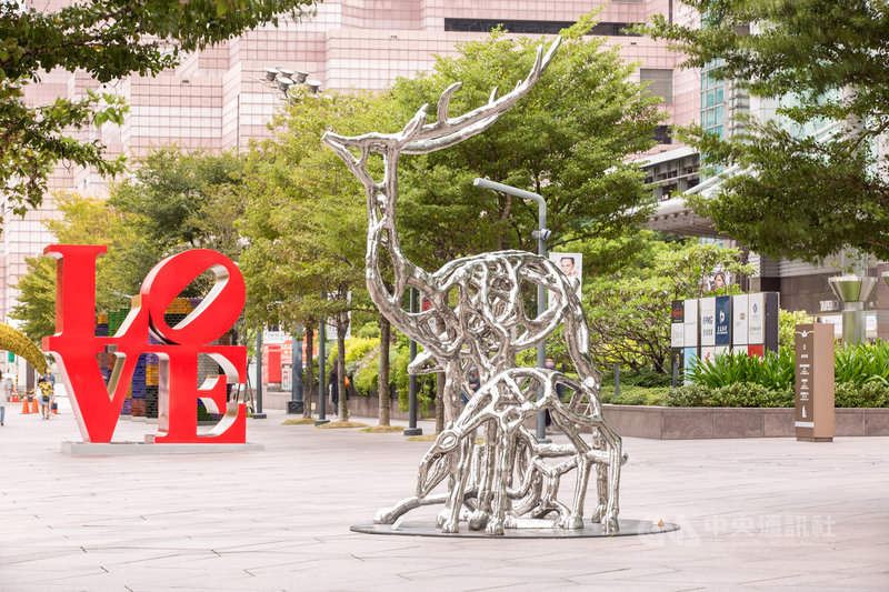 台北101攜手楊英風美術館,1日起展出國寶級藝術巨匠楊英風、楊奉琛父子指標性作品30餘件,此為楊英風的作品「梅花鹿」。(台北101提供)中央社記者曾智怡傳真 110年12月1日