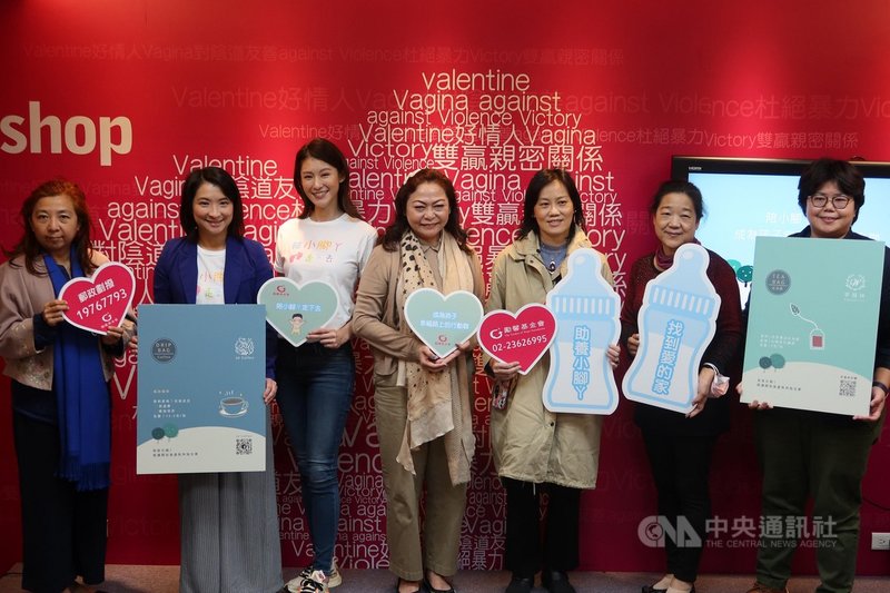 國內出養童因為特殊健康問題導致出養期程拉長,勵馨基金會1日召開記者會,邀請藝人趙孟姿(左3)擔任助養公益大使,希望大眾加入助養行列。(勵馨基金會提供)中央社記者吳欣紜傳真 110年12月1日