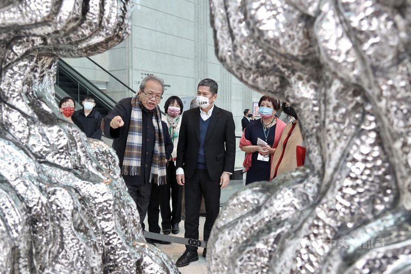 台北101攜手楊英風美術館即日起展出國寶級藝術巨匠楊英風父子指標性作品30餘件,文化部長李永得(前中)1日出席開幕記者會,楊英風美術館館長王維妮(前右)、教授蕭瓊瑞(前左)陪同參觀展覽。中央社記者張皓安攝 110年12月1日