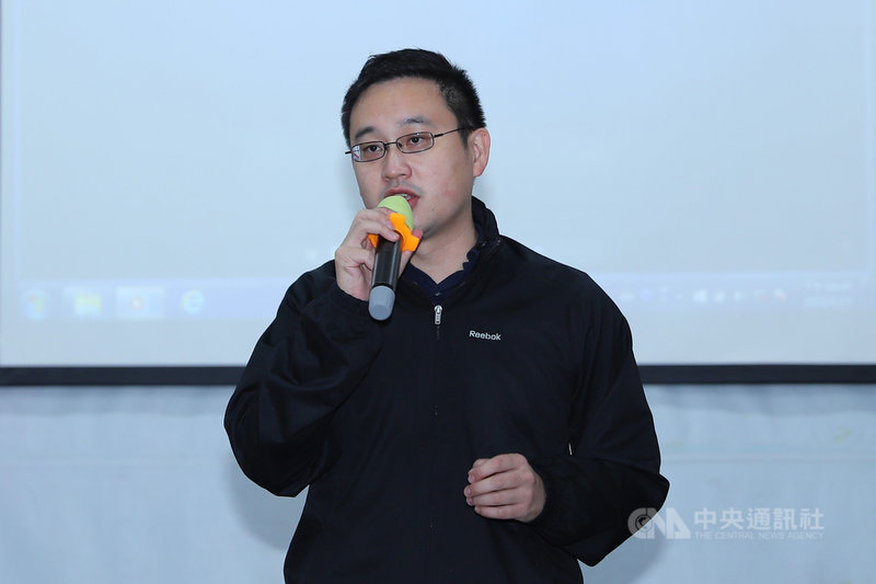 台灣之友會1日下午在NGO會館舉行「我們同島一命」對抗疫情團結歌曲發表會,前駐美代表處政治組長趙怡翔出席。中央社實習記者蕭宇軒攝 110年12月1日