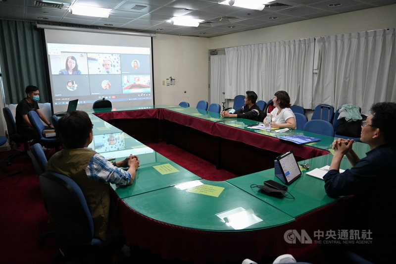 捷克經濟文化辦事處1日起至5日與屏東縣政府合辦「2021捷克在屏東」活動,捷克大學、科學院學者與海生館研究人員視訊,雙方期許未來能合作。(海生館提供)中央社記者郭芷瑄傳真 110年12月1日