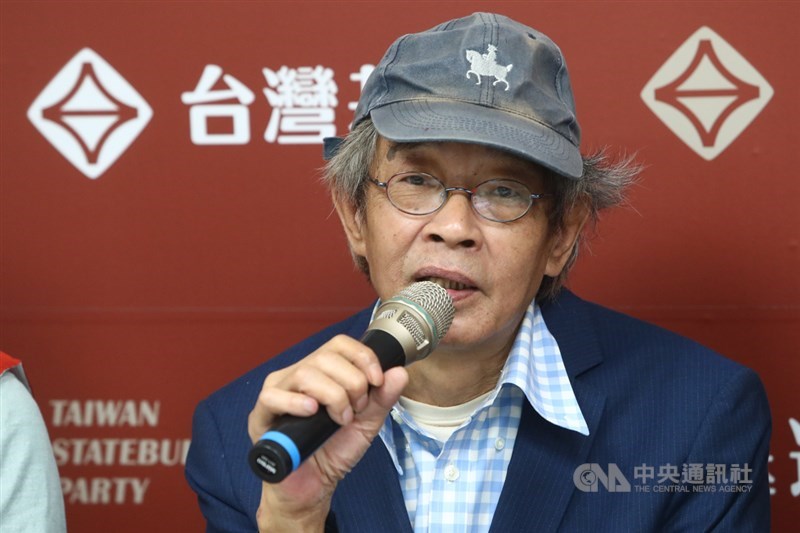 台灣基進1日舉行記者會,邀請銅鑼灣書店老闆林榮基(圖)以香港經驗警示台灣人,莫讓國共兩黨以公投案綁架台灣的未來,呼籲公投4案都投下不同意票。中央社記者王騰毅攝 110年12月1日