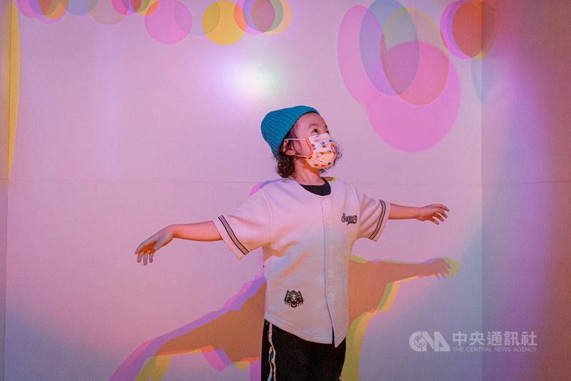 為展現屏東縣多元的藝術典藏,屏東演武場自即日起至111年2月27日,以「有影無影-虛實空間玩起來」主題策展,從創作形式出發,分為3大主題。圖為主題之一「穿透形象的光影空間」。(文化處提供)中央社記者郭芷瑄傳真 110年12月1日