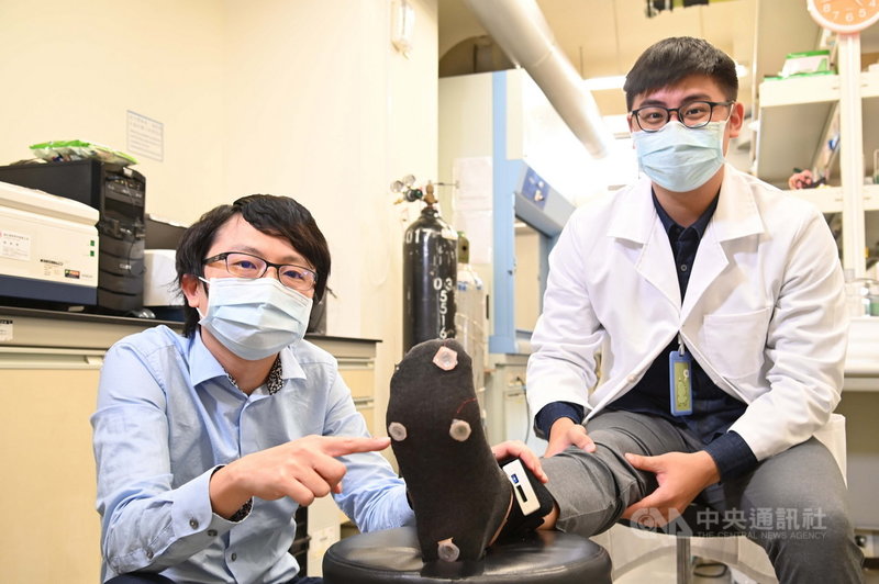 國立清華大學生物醫學工程研究所教授林宗宏(左)研發出「自驅動感知系統」,應用在足壓偵測鞋墊上,可診斷並追蹤病患復健情況。(清大提供)中央社記者魯鋼駿傳真 110年12月1日