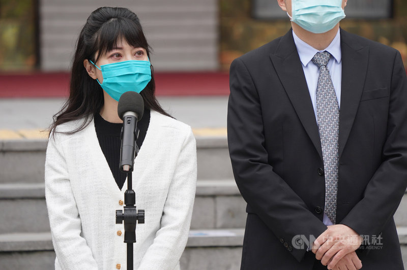 民進黨立委高嘉瑜(左)遭男友林秉樞施暴,2日在臉書表示,謝謝這幾天給她支持與鼓勵的朋友。圖為1日高嘉瑜在立法院舉行記者會。(中央社檔案照片)