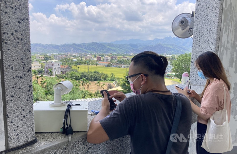 為避免農民將收割後稻草露天燃燒,南投縣政府環境保護局積極推動稻草就地切割及翻耕掩埋、腐化菌施作等,今年更增設煙霧辨識系統(圖)監控,若發現露天燃燒即可自動蒐證。(南投縣環保局提供)中央社記者蕭博陽南投縣傳真 110年12月1日