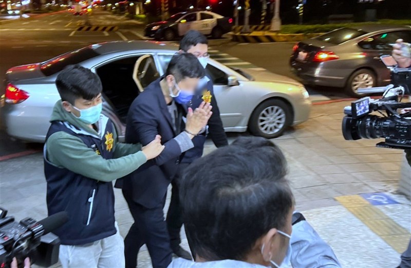 新北地檢署1日表示,涉嫌對民進黨立委高嘉瑜施暴的男子林秉樞(左2),1日凌晨遭新北警方持拘票在板橋馥都飯店逮捕,並且帶回警局。(民眾提供)中央社記者黃旭昇新北傳真 110年12月1日