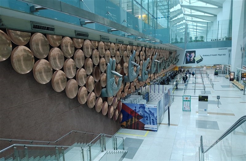 印度政府為防堵COVID-19新變異株Omicron,要求國際旅客登機前提交旅行史及病毒檢測陰性報告,來自高風險國家或地區的旅客需在機場受檢。圖為德里甘地國際機場入境大廳。中央社記者林行健新德里攝 110年12月1日