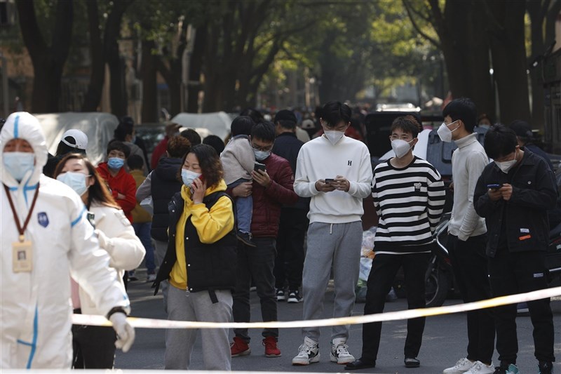 中國社區一旦出現確診者,整座社區便面臨至少14天的管控,居民無法進出。這時,社區居民只能委託外送將物品送往社區出入口的指定地點,集中領取。圖為上海一處被管控的社區居民,一同在管制點等待外送的景像。(中新社提供)中央社記者邱國強北京傳真 110年12月1日