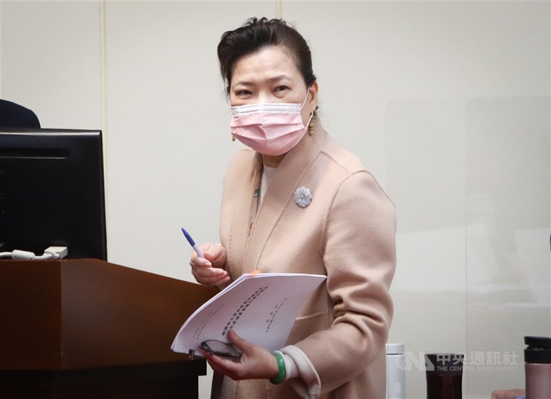 立法院經濟委員會1日審查111年度中央政府總預算案附屬單位預算,經濟部長王美花(圖)手拿資料列席備詢。中央社記者王騰毅攝 110年12月1日